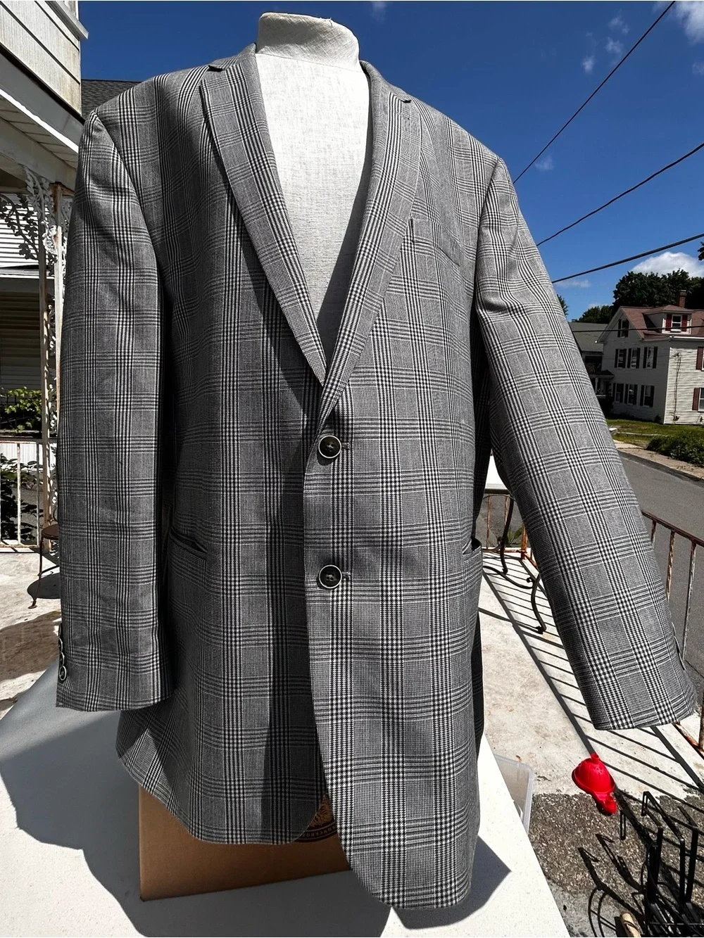 Van Heusen Regular fit 2 Button Jacket Men's Blazer size 42L Gray/black/White